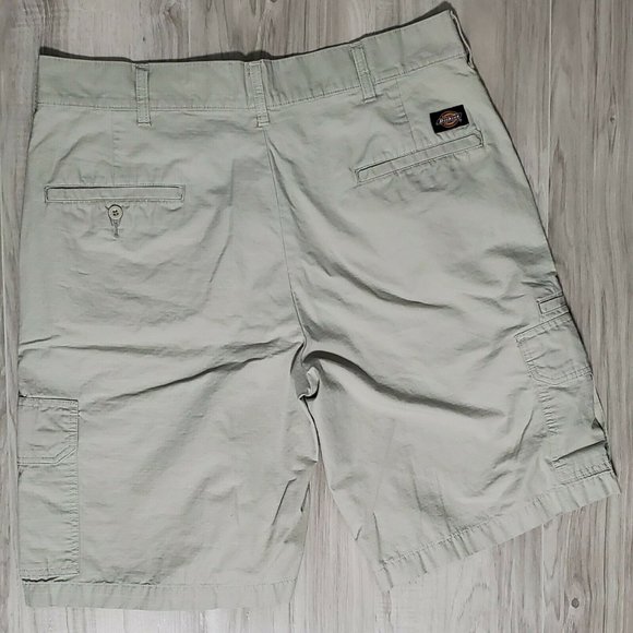 DICKIES Shorts Khaki Relaxed fit Cargo mens Size 36 Read Description - Picture 3 of 9